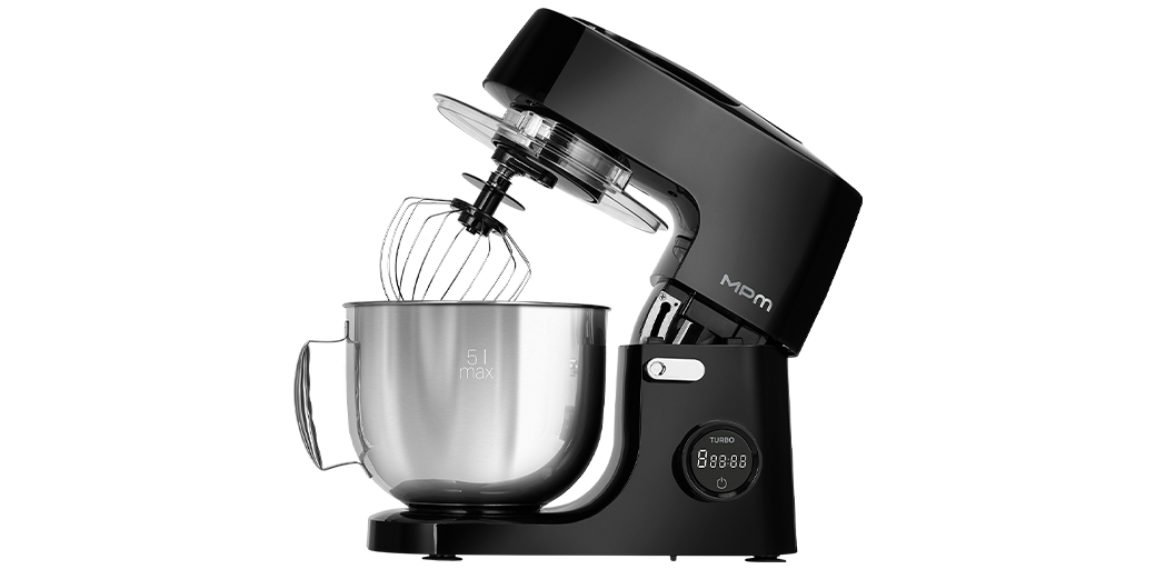 Czarny robot kuchenny z metalową misą o pojemności 5L i trzepaczką. Na obudowie widoczne jest logo \'MPM\' oraz wyświetlacz z przyciskiem \'TURBO\'.