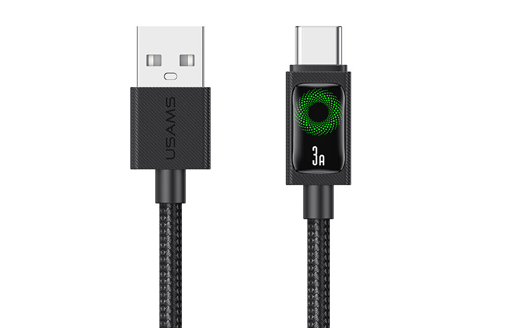 Obraz przedstawia czarny kabel USB z końcówkami USB-A i USB-C. Na końcówce USB-C widoczny jest zielony wzór i napis \'3A\', a na końcówce USB-A znajduje się logo \'USAMS\'.