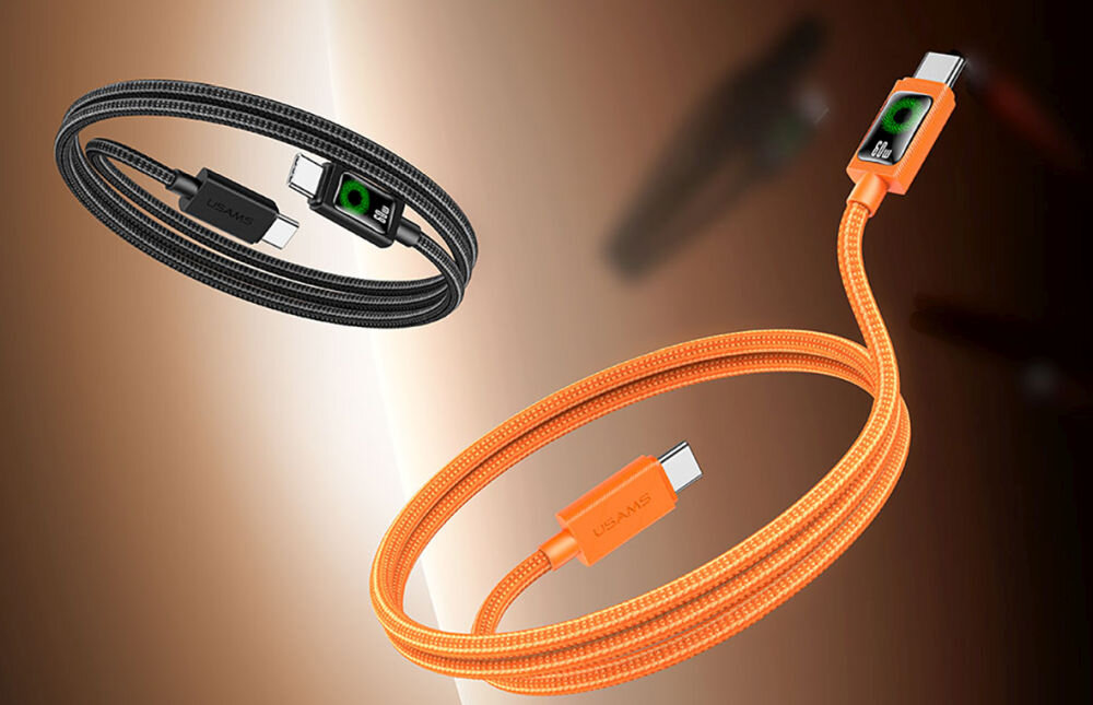 Obraz przedstawia dwa kable USB-C - USB-C w oplocie, jeden czarny, drugi pomarańczowy, z widocznym logo \'USAMS\' na obu wtyczkach.