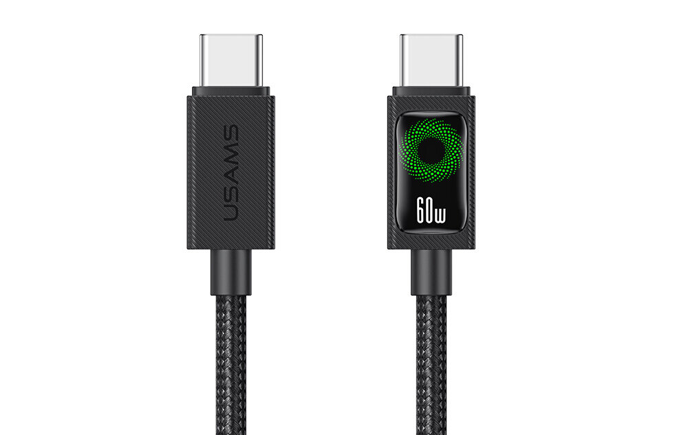 Na obrazie widoczny jest czarny kabel USB-C z dwoma końcówkami, na jednej z nich znajduje się napis \'USAMS\', a na drugiej symbol zielonego okręgu i napis \'60W\'.