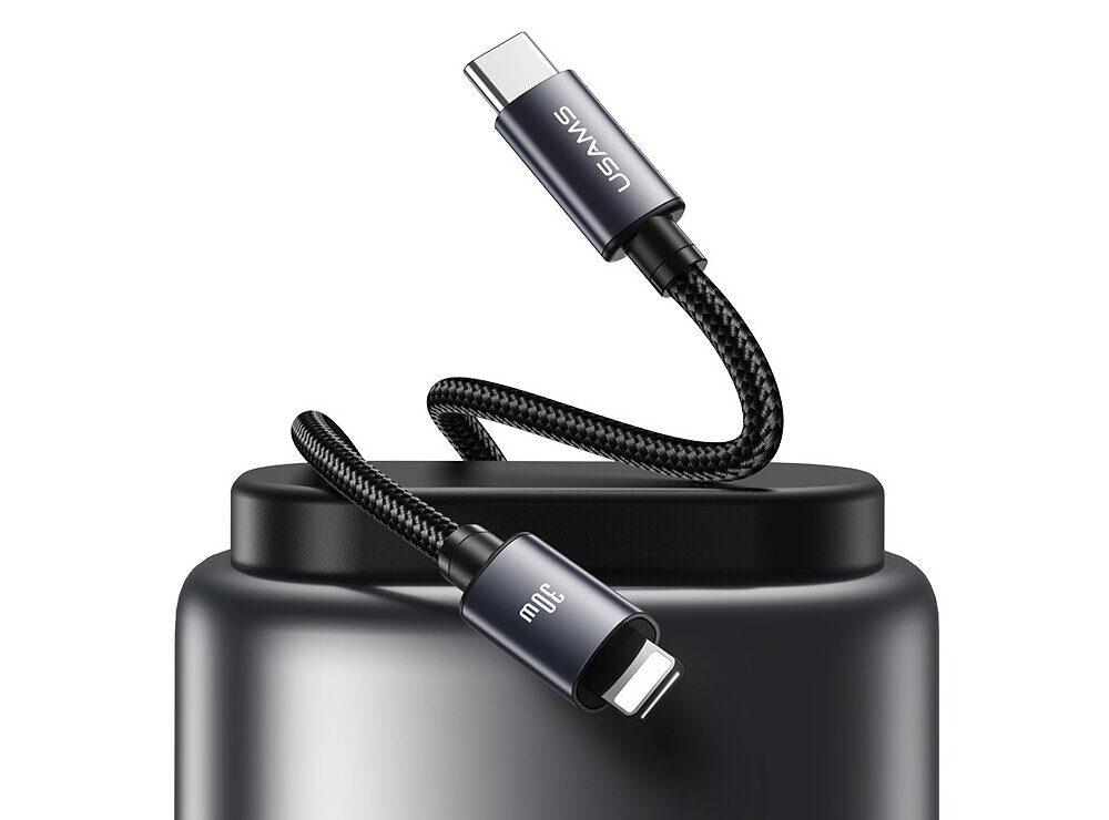 Na obrazie widoczny jest czarny, pleciony kabel z końcówkami USB-C i Lightning. Na jednej z końcówek znajduje się napis \'USAMS\', a na drugiej \'30W\'.