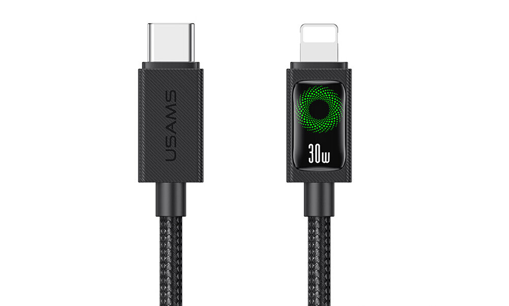 Na obrazie widoczny jest czarny kabel USB-C - Lightning z plecionym oplotem. Na jednym z końców znajduje się napis \'USAMS\', a na drugim widoczny jest symbol \'30W\' z zielonym wzorem.