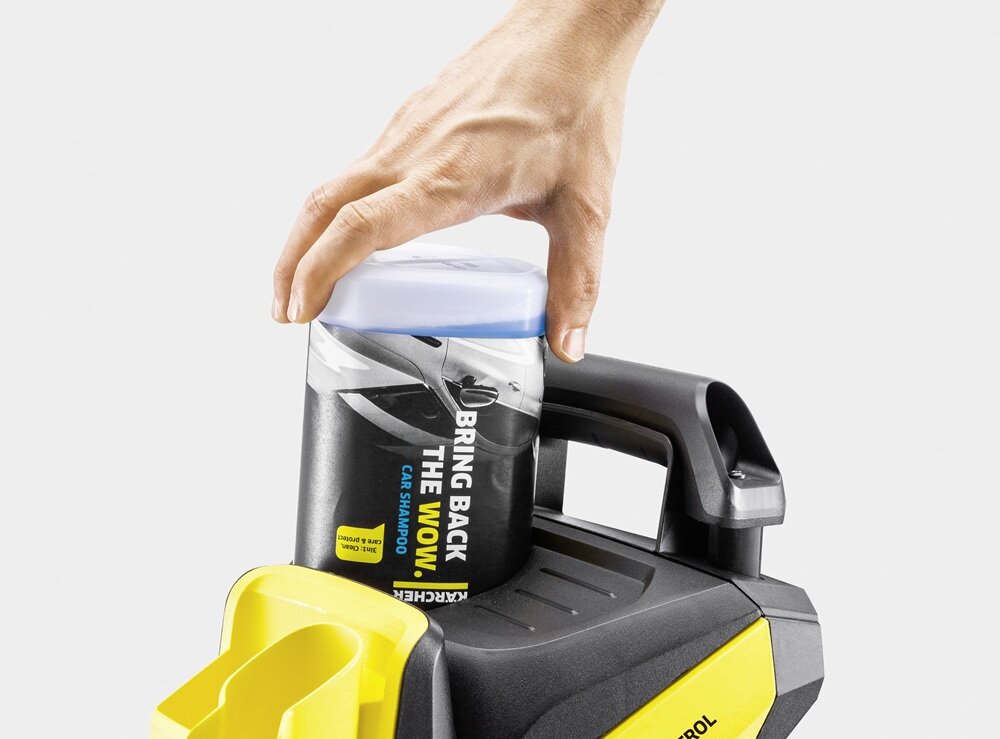Ręka trzyma pojemnik z napisem \'BRING BACK THE WOW. CAR SHAMPOO\' na urządzeniu z logo \'KARCHER\'.