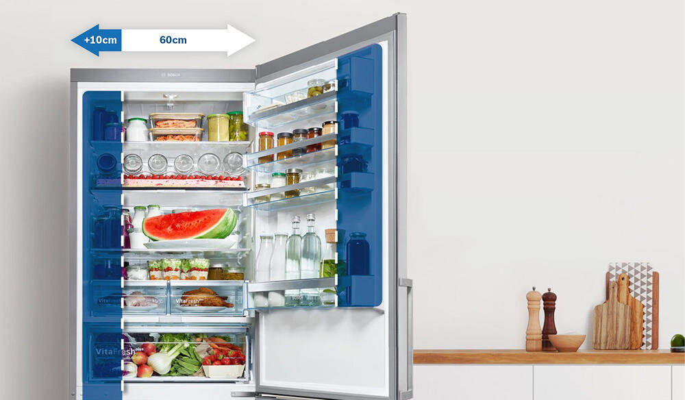 Otwarta lodówka z widocznymi półkami wypełnionymi różnorodnymi produktami spożywczymi, takimi jak owoce, napoje i słoiki. Na górze lodówki widoczny jest napis \'BOSCH\', a obok strzałka z wymiarami \'+10cm 60cm\'.
