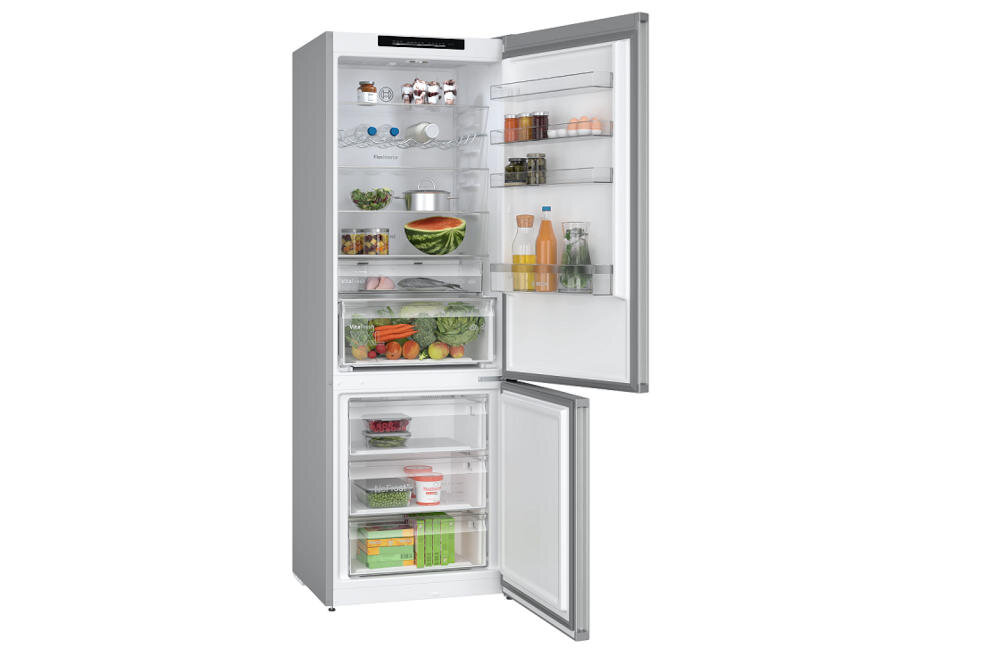 Otwarta lodówka z widocznymi półkami wypełnionymi różnymi produktami spożywczymi, takimi jak warzywa, owoce, napoje i słoiki. Drzwi lodówki również mają półki z butelkami i słoikami.