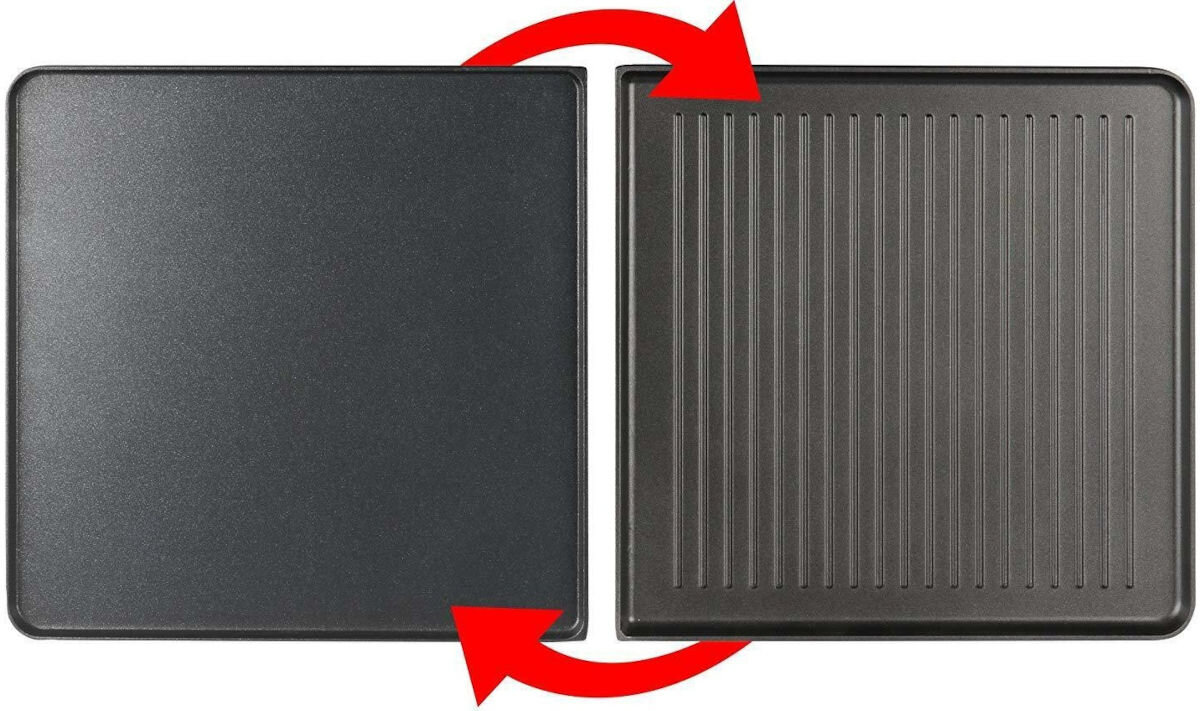 Obraz przedstawia dwie kwadratowe płyty grilla, jedna gładka, druga z rowkami. Pomiędzy nimi znajdują się czerwone strzałki wskazujące możliwość ich zamiany.