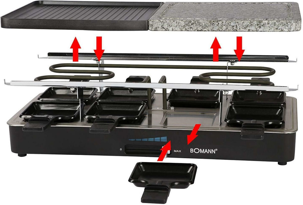 Grill elektryczny z dwoma powierzchniami do grillowania: gładką i kamienną. Widoczne są elementy grzewcze, cztery małe patelnie oraz logo \'BOMANN\' na przedniej części urządzenia.