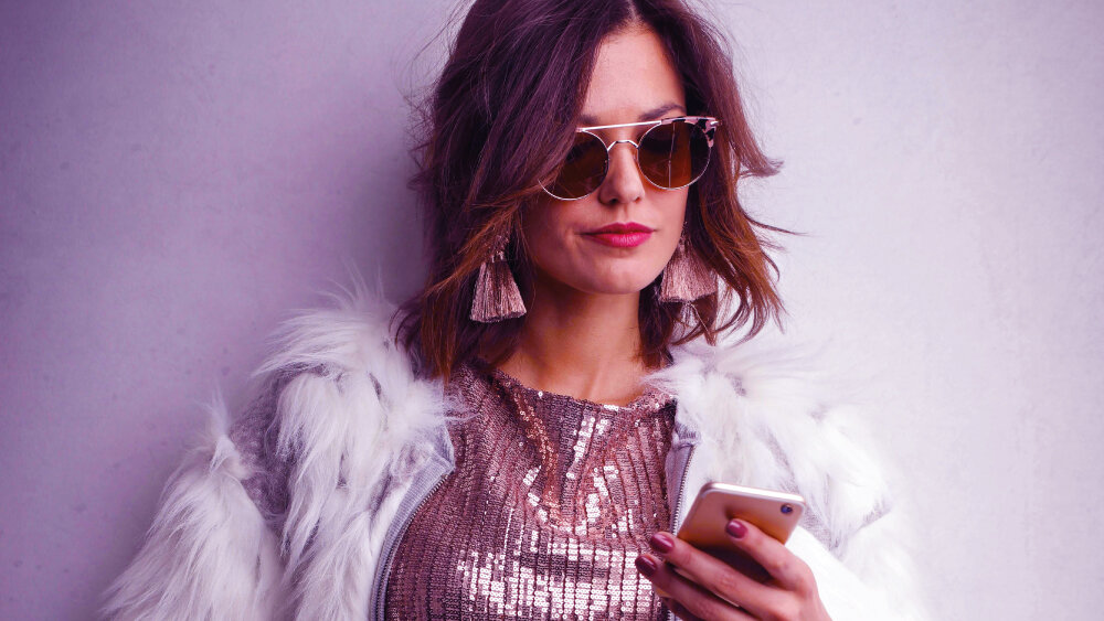 Radioodtwarzacz HYUNDAI TRC985BT - Wielofunkcyjne radio CD USB SD MP3 słuchawki, osoba trzymająca smartfon w ręku