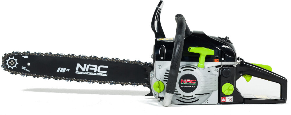 Na zdjęciu znajduje się piła spalinowa z czarną prowadnicą, na której widnieje napis \'NAC 18\