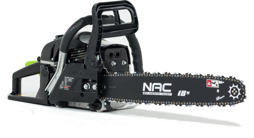 Na zdjęciu znajduje się piła spalinowa z widocznym logo NAC na prowadnicy. Prowadnica ma napis \'NEW AMERICAN CONCEPT 18\'.