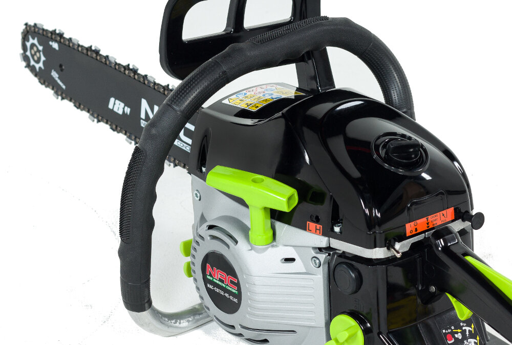 Na zdjęciu widoczna jest piła spalinowa z czarną obudową i zielonymi elementami. Na obudowie znajduje się logo \'NAC\' oraz napis \'18\