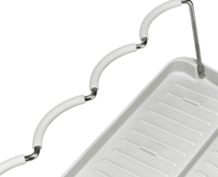 Na obrazie widoczna jest biała suszarka z metalowymi uchwytami i rowkowaną powierzchnią do suszenia. Produkt ma prostokątny kształt i jest wykonany z tworzywa sztucznego.