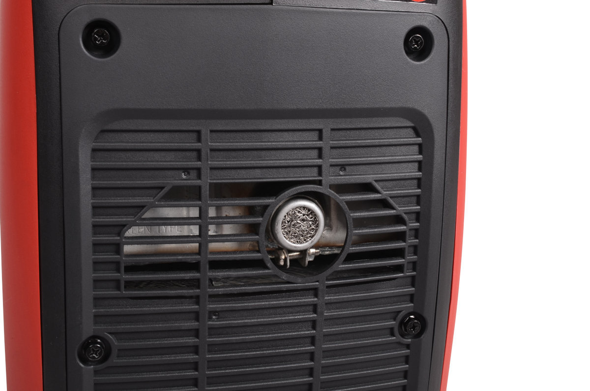 Zbliżenie na część obudowy urządzenia z czarną kratką wentylacyjną i widocznym okrągłym elementem w centrum. Obudowa jest w kolorze czerwonym z czarnymi śrubami w rogach.