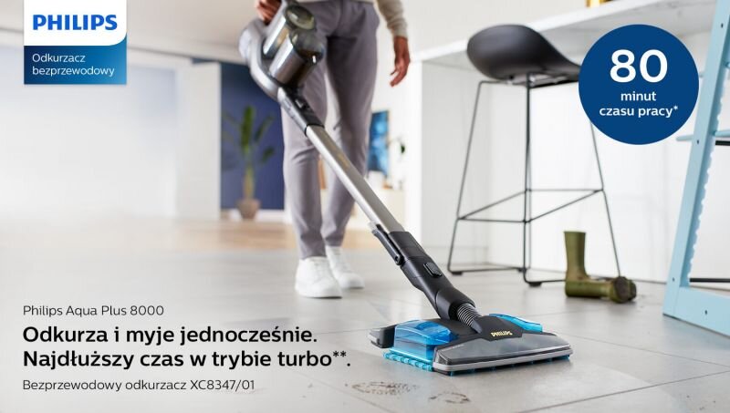 Osoba używa bezprzewodowego odkurzacza PHILIPS Aqua Plus 8000, który jednocześnie odkurza i myje podłogę. Na obrazie widoczny jest tekst: \'Odkurza i myje jednocześnie. Najdłuższy czas w trybie turbo**. Bezprzewodowy odkurzacz XC8347/01\' oraz \'80 minut czasu pracy*\'.