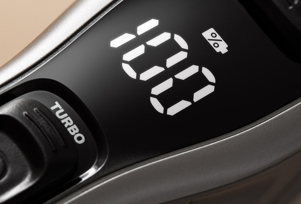 Zbliżenie na wyświetlacz urządzenia z widocznym napisem \'TURBO\' oraz wskaźnikiem naładowania baterii pokazującym 100%.