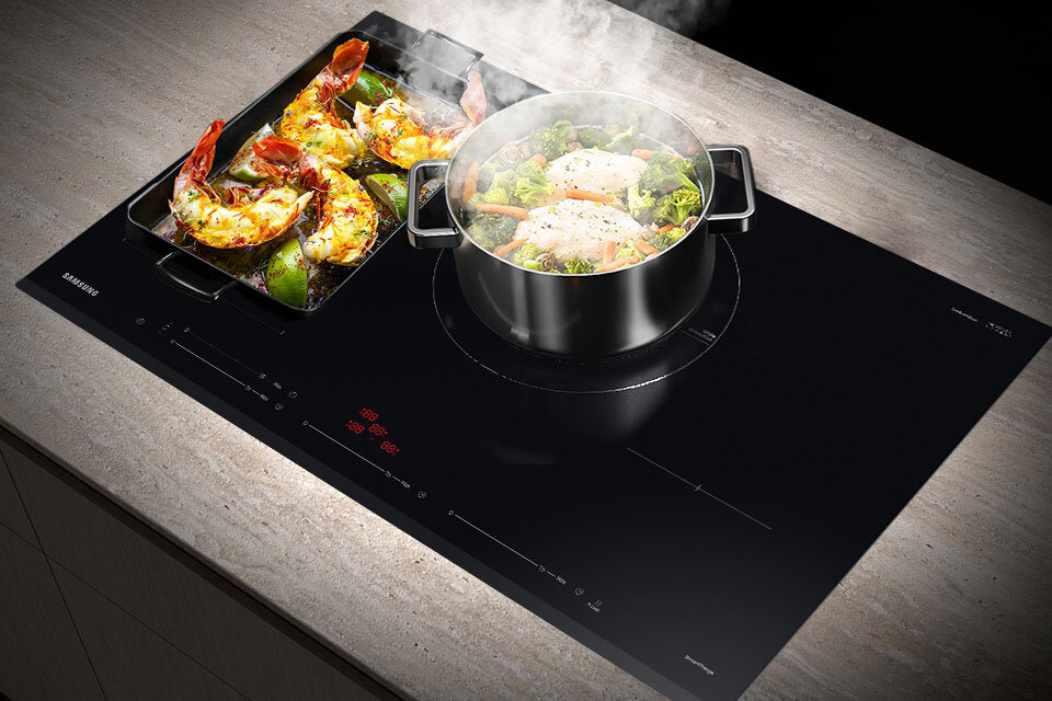 Para unosząca się z garnka, który jest umieszczony na płycie indukcyjnej Samsung NZ84C5047GK/U2