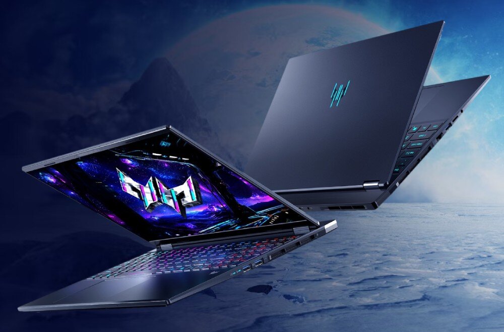 Dwa laptopy z logo w kształcie litery \'M\' na obudowie, jeden z nich ma ekran z kolorową grafiką. Tło przedstawia zimowy krajobraz z planetą na horyzoncie.