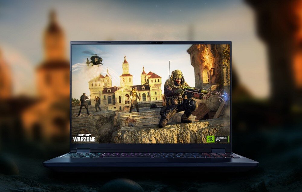 Laptop z wyświetlaczem pokazującym grę Call of Duty Warzone, z widocznym logo GeForce RTX. W tle scena z gry przedstawiająca postać z bronią na tle budynków.