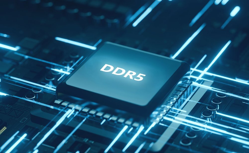 Obraz przedstawia układ scalony z napisem \'DDR5\' na powierzchni, otoczony niebieskimi liniami świetlnymi na tle płyty głównej.