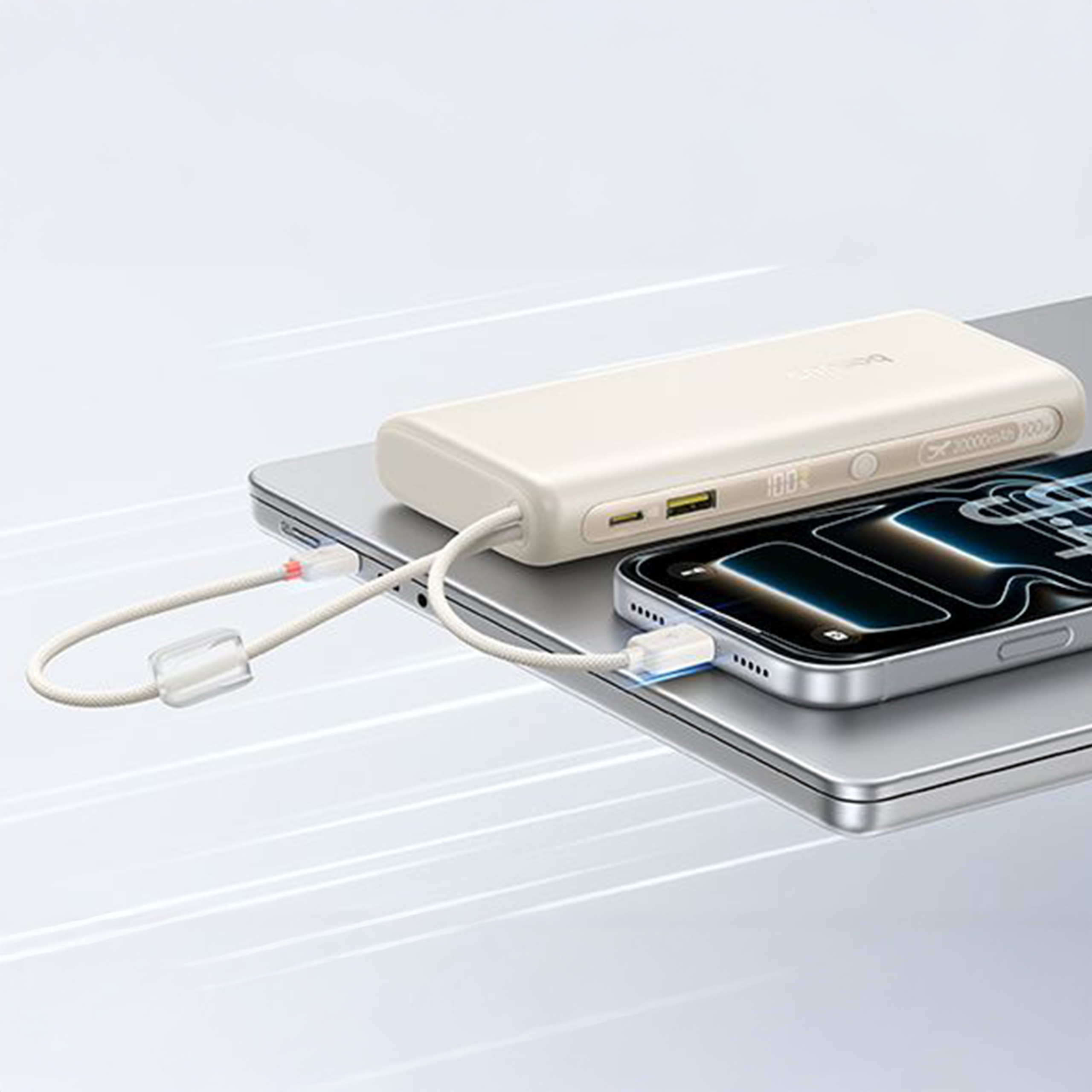 Na obrazie widać biały powerbank z wbudowanymi kablami USB-C, leżący na laptopie i podłączony do smartfona. Na powerbanku widoczne są dwa porty USB oraz napis \'20000mAh 100W\'.