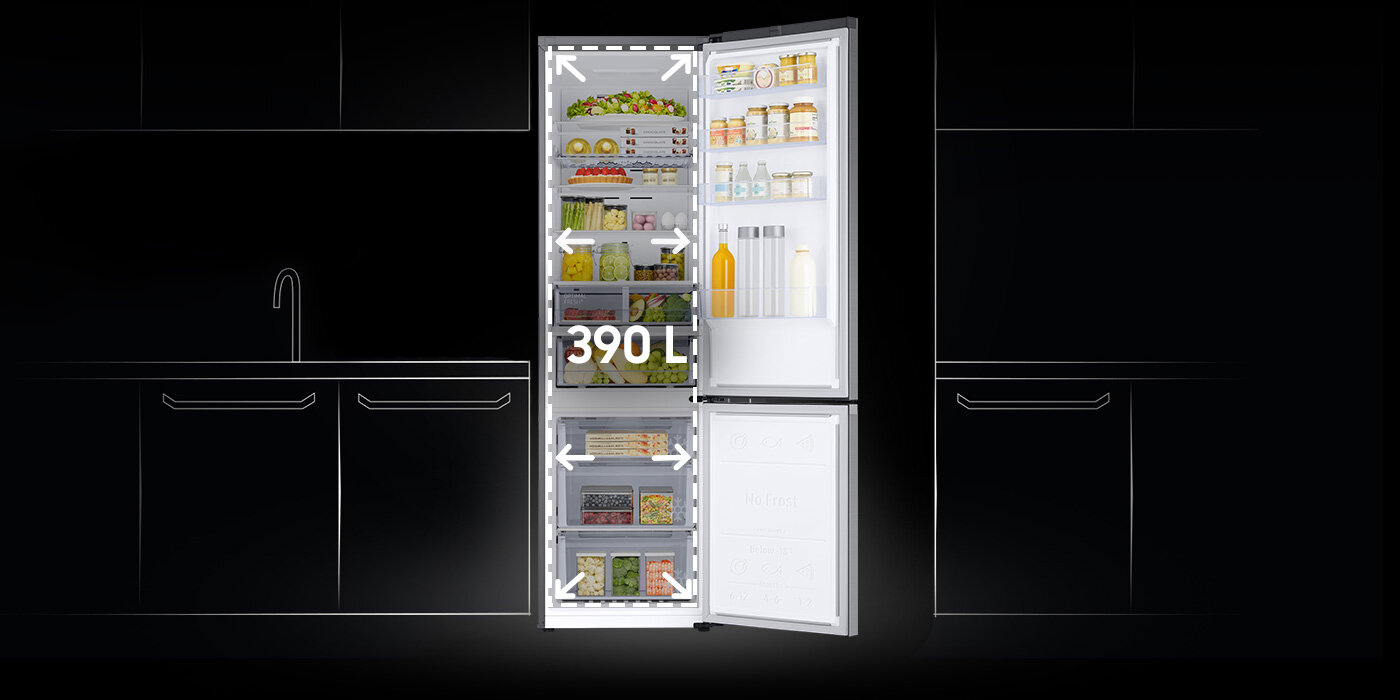 Jeśli potrzebujesz lodówki o zwiększonej pojemności, wybierz model ze SpaceMax™, oferujący więcej miejsca przy standardowych wymiarach Otwarta lodówka z widocznymi półkami wypełnionymi różnorodnymi produktami spożywczymi, na drzwiach znajdują się butelki i słoiki. Na środku lodówki widoczny jest napis \'390 L\'.