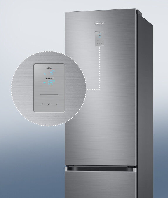 Lodówka w kolorze szczotkowanej stali nierdzewnej z panelem dotykowym na drzwiach. Na panelu widoczny jest tekst: \'Fridge 3\', \'Freezer -18\'.