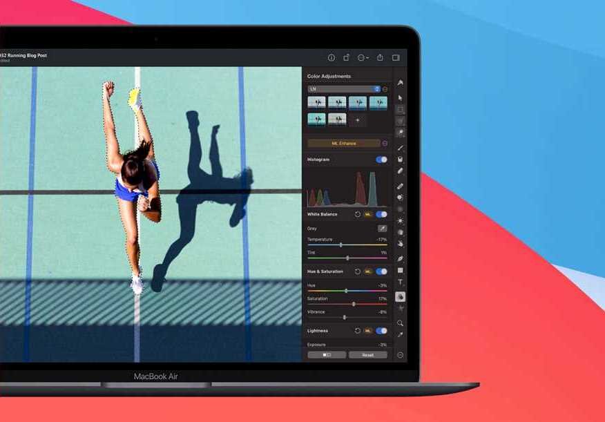 Na ekranie laptopa widać zdjęcie osoby na korcie tenisowym oraz panel edycji zdjęć z ustawieniami kolorów i balansu bieli. Na obudowie laptopa znajduje się napis \'MacBook Air\'.