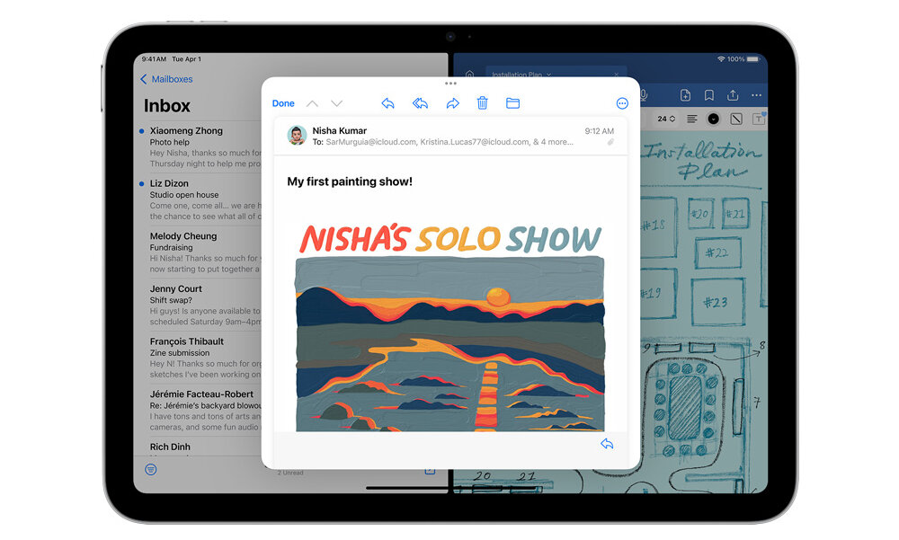 Tablet z wyświetlonymi aplikacjami: po lewej stronie aplikacja Mail z wiadomością \'Nisha\'s Solo Show\', a po prawej aplikacja z planem instalacji. Na ekranie widoczny jest kolorowy obrazek z krajobrazem.
