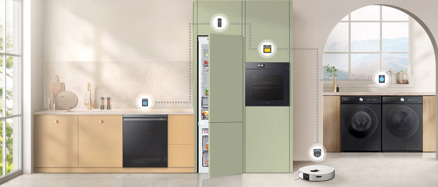 Wybierz w sklepie Media Expert sprzęty Samsung i zobacz, jak współpracują ze sobą i pomogą Ci zautomatyzować rutynowe czynności Kuchnia z lodówką w zabudowie, obok której znajduje się piekarnik. Po prawej stronie widoczne są pralka i suszarka, a na podłodze robot sprzątający.