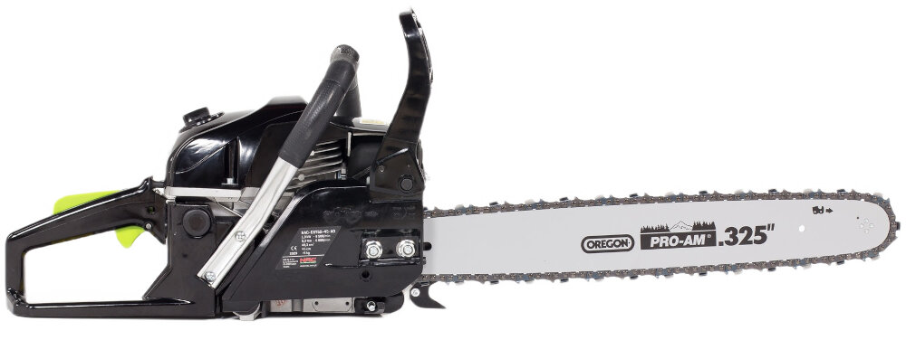 Na zdjęciu znajduje się piła spalinowa z widocznym logo \'OREGON PRO-AM .325\'. Urządzenie ma czarną obudowę i srebrną prowadnicę łańcucha.
