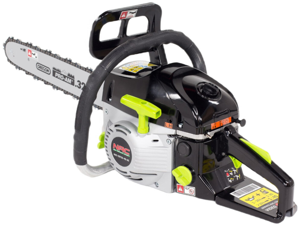 Na obrazie znajduje się piła spalinowa z widocznym logo NAC oraz oznaczeniem modelu CST52-45-AO. Piła ma czarno-srebrną obudowę z zielonymi elementami i widocznym napisem \'OREGON PRO-AM 33\'.