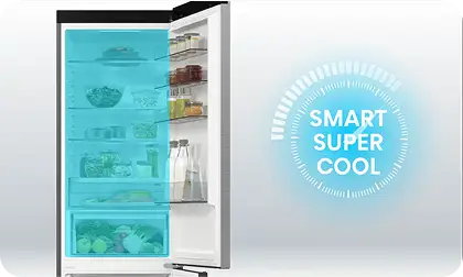 Otwarta lodówka z widocznymi półkami wypełnionymi jedzeniem, obok napis \'SMART SUPER COOL\'.