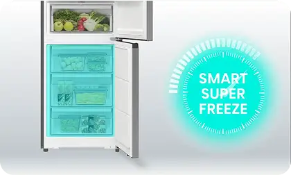 Otwarta lodówka z widocznymi półkami i szufladami, wypełniona różnymi produktami spożywczymi. Obok lodówki znajduje się niebieski napis \'SMART SUPER FREEZE\'.