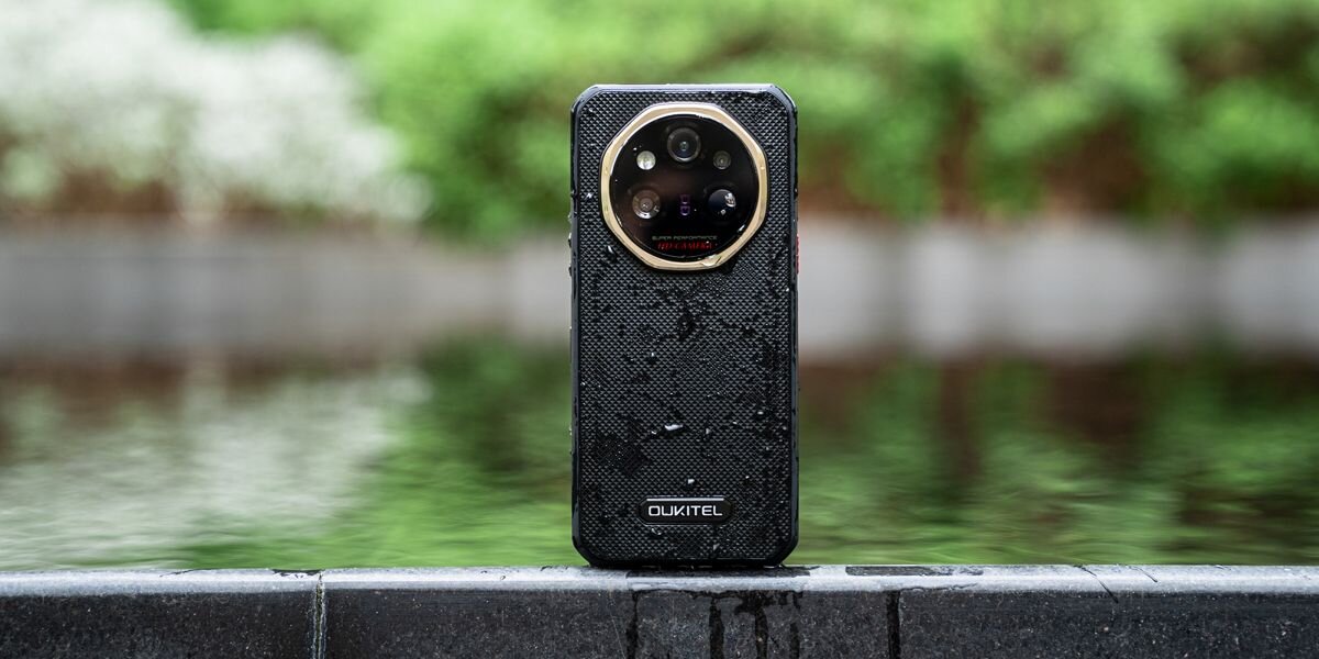 OUKITEL WP55 Ultra Thermal  wydajność 5G duża pamięć RAM i magazyn danych stoi na betonie 