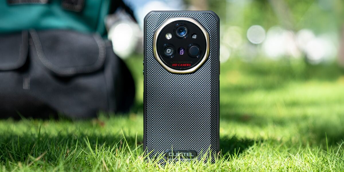 OUKITEL WP55 Ultra Thermal aparat 108 MP zdjęcia nocne kamera przednia 32 MP stoi na trawie 