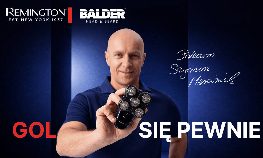 Mężczyzna trzyma golarkę z pięcioma głowicami na tle niebieskiej ściany. Widoczny tekst: \'REMINGTON EST. NEW YORK 1937\', \'BALDER HEAD & BEARD\', \'GOL SIĘ PEWNIE\', \'Polecam Szymon Marciniak\'.