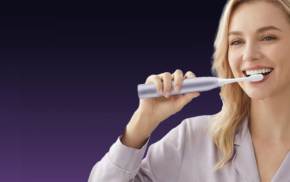 Szczoteczka soniczna DREAME E10F Set Fioletowy Technologia soniczna Silnik generuje do 84 000 ruchów na minutę wibracje soniczne z ruchem wymiatającym usuwa osad i bakterie zdjęcie lifestyle osoba szczotkuje zęby