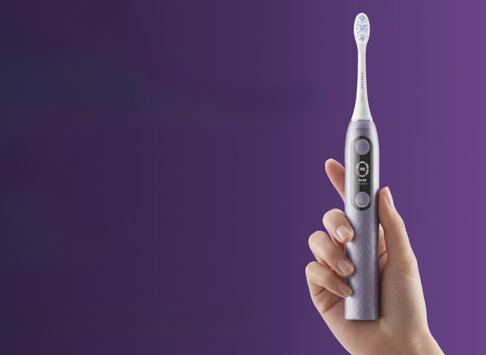 Szczoteczka soniczna DREAME E10F Set Srebrny Inteligentna analiza ruchów system AI Fit Clean w czasie rzeczywistym sześcioosiowy żyroskop i autorski algorytm wspiera rozwój prawidłowych nawyków zdjęcie lifestyle szczoteczka w dłoni