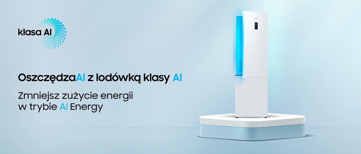 Na obrazie widoczna jest biała lodówka stojąca na podwyższeniu, z niebieskim światłem wewnątrz. Obok znajduje się tekst: \'klasa AI Oszczędzaj AI z lodówką klasy AI Zmniejsz zużycie energii w trybie AI Energy\'.