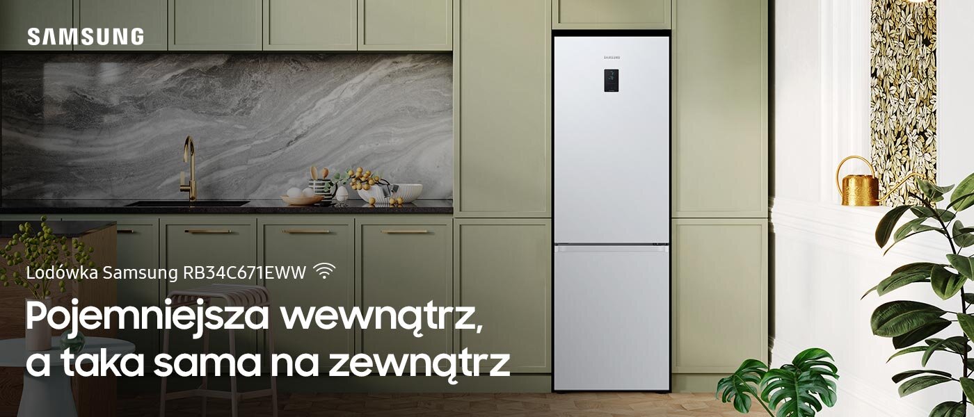 Na obrazie widoczna jest biała lodówka w zabudowie kuchennej z zielonymi szafkami. Tekst na obrazie: \'Lodówka Samsung RB34C671EWW Pojemniejsza wewnątrz, a taka sama na zewnątrz\'.