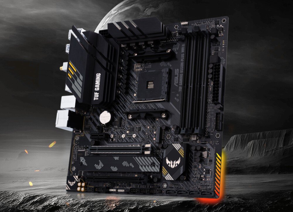 Komputer MAD DOG LOGIC-A13WR16WP Płyta główna w ciemnej kolorystyce pokazana pod kątem na tle przypominającym powierzchnię planety i kosmos. Na radiatorach widać napisy 'TUF GAMING' oraz charakterystyczne logo z motywem skrzydeł