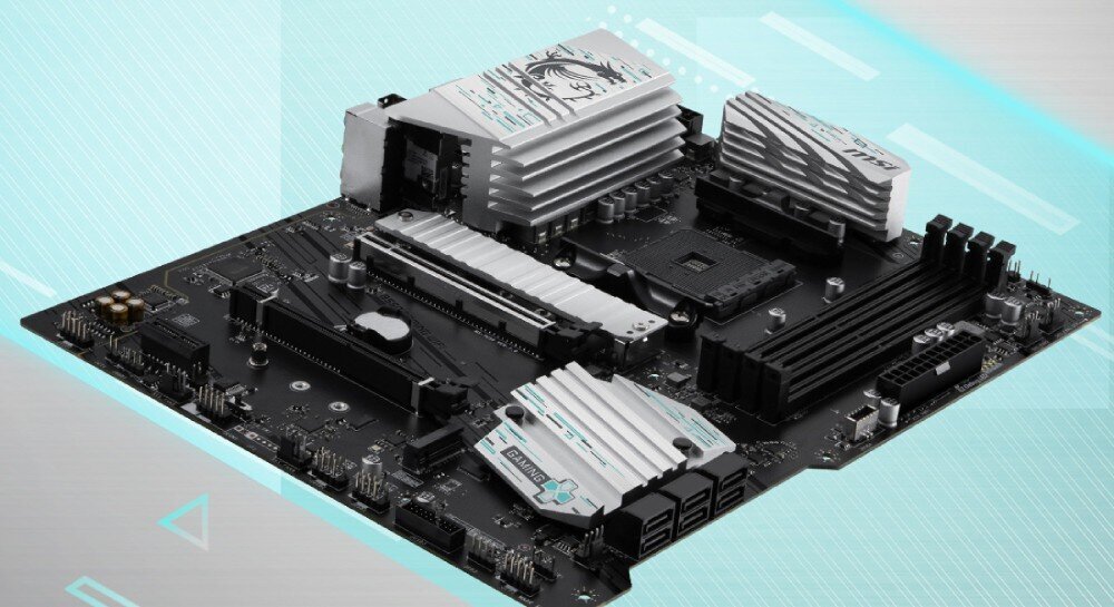 Komputer MAD DOG DEEPCOOL-A32DR32 Zdjęcie prezentuje płytę główną w formacie ATX pokazaną pod kątem na jasnym tle z niebieskimi elementami graficznymi. Konstrukcja ma czarny laminat oraz srebrne radiatory z białymi i turkusowymi akcentami.