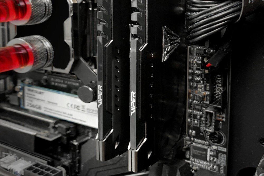 Komputer MAD DOG DEEPCOOL-A32WR16WH Procesor z metalową osłoną górną umieszczony na tle ciemnej płytki drukowanej z widocznymi ścieżkami sygnałowymi i elementami elektronicznymi