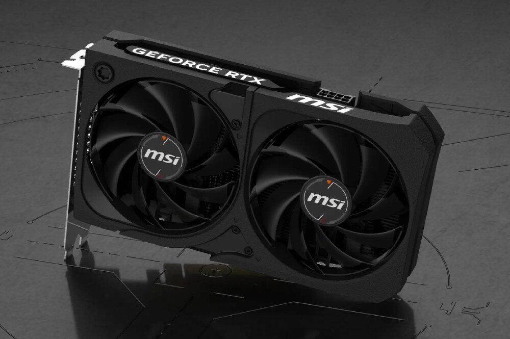 Komputer MAD DOG DEEPCOOL-A32WR16WP Zbliżenie na kartę graficzną z dwoma dużymi wentylatorami. Na obudowie widnieje logo producenta oraz napis 'GeForce RTX', karta graficzna, wydajność