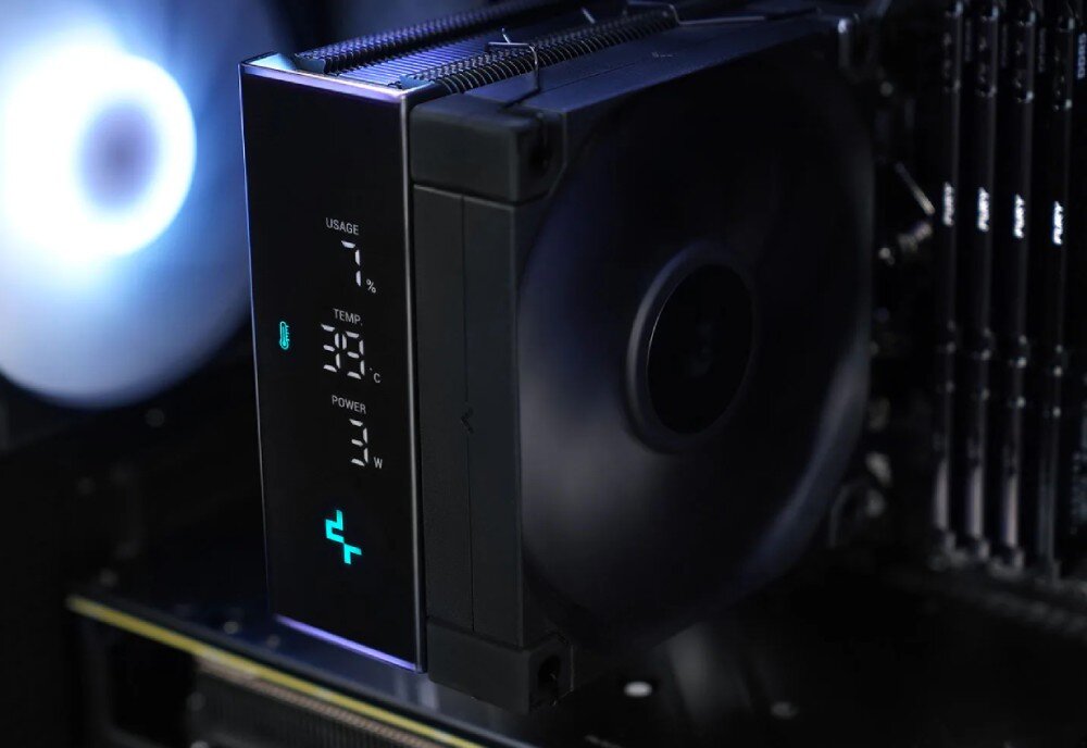 Komputer MAD DOG DEEPCOOL-A33WR16WP Zbliżenie na chłodzenie procesora z dużym wentylatorem i cyfrowym ekranem pokazującym temperaturę, obciążenie i zużycie energii, chłodzenie procesora, wyświetlacz, wentylator, głośność