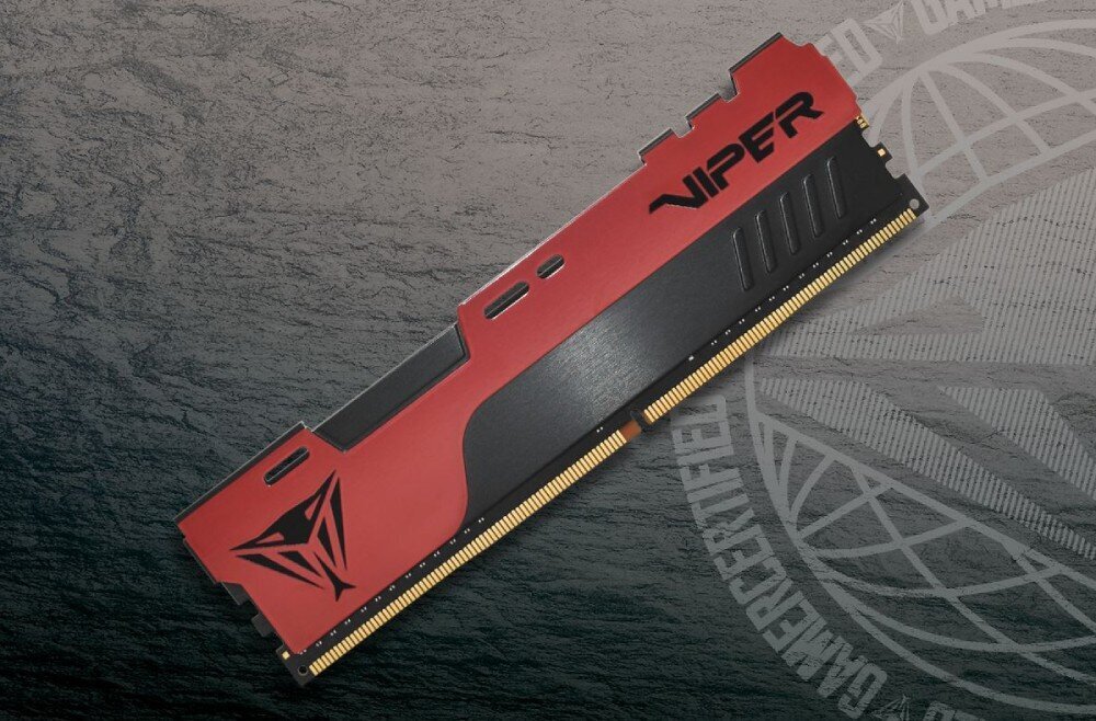 Komputer MAD DOG DEEPCOOL-A33WR32WP Moduł pamięci RAM z czerwono-czarnym radiatorem leżący ukośnie na ciemnym, fakturowanym tle z zarysem grafiki, na module znajduje się logo w kształcie głowy węża oraz czarny napis 'VIPER'