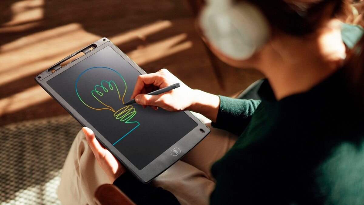 CELLULARLINE GRAPHICTABLET2 niskiej wadze około 200 g  10 mm Wytrzymała obudowa odporność na codzienne przygody - tablet w ręku z rysunkiem żarówki