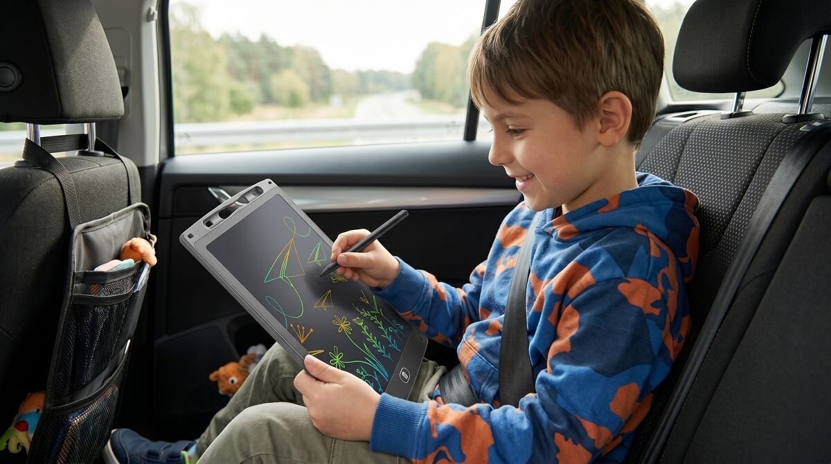 CELLULARLINE GRAPHICTABLET2 precyzyjny rysik kreślenie linii o różnej grubości dedykowany slot w obudowie bateria - tablet używany przez chłopaca podczas podróży autem