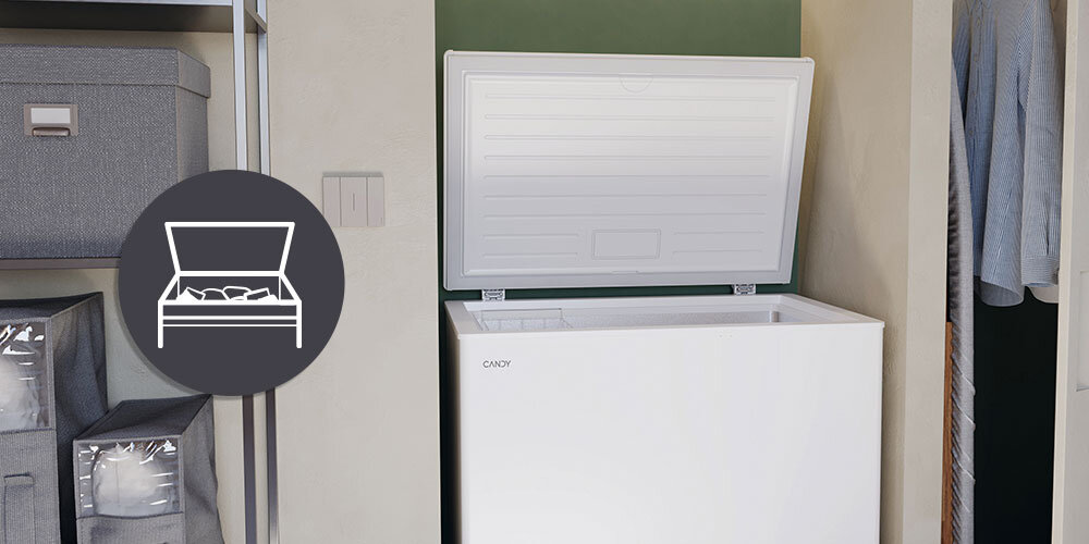 ZAMRAŻARKA CANDY CHAE 2002E front otwarta podniesiona pokrywa komora duża przestrzeń