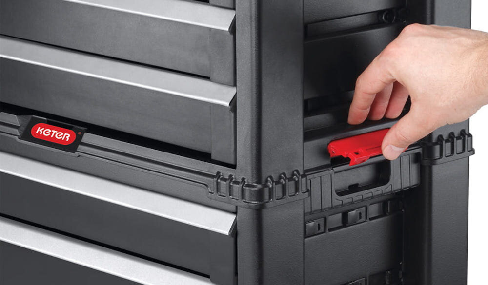 Regał z szufladami KETER 17201228 Czarny zbliżenie na ściankę regału z wytrzymałego tworzywa PP odporny na uderzenia zadrapania i uszkodzenia mechaniczne stabilna konstrukcja 